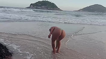 Preview 1 of Sexy Wallpaper - Se exibindo na praia e no final mamou o neg&atilde_o nas pedras