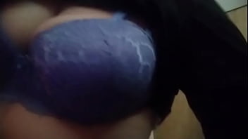 Preview 1 of Di Perkosa Di Dalam Mobil - Se toca las tetas