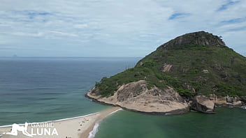 Preview 1 of Ibu Mee - Esposa Putinha se Exibindo na Praia e Fodendo na Varanda com os Pedreiros da Obra ao Lado Assistindo Tudo!