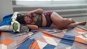 Preview 1 of Pillow Rubs - Descubro que mi puta madrastra tiene un amante y le pido sexo duro a ella  a cambio de mi silencio.