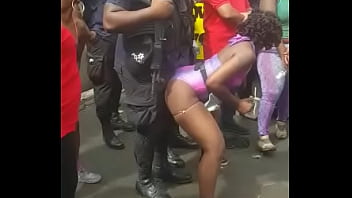 Preview 2 of Pisa Wank Cum - Popozuda Negra Sarrando no Policial em Evento de Rua