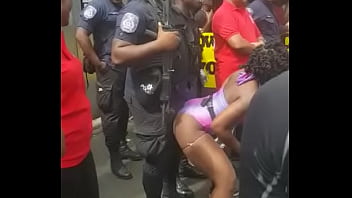 Preview 3 of Pisa Wank Cum - Popozuda Negra Sarrando no Policial em Evento de Rua