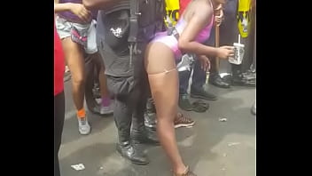 Preview 1 of Pisa Wank Cum - Popozuda Negra Sarrando no Policial em Evento de Rua