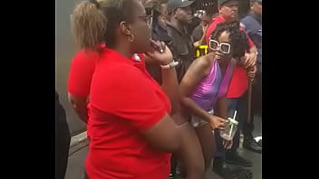 Preview 4 of Pisa Wank Cum - Popozuda Negra Sarrando no Policial em Evento de Rua