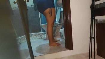 Preview 2 of Desi Sex In Pakistan - Robo dos videos del celular de mi madrastra se graba meando para su amante