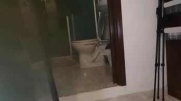 Preview 3 of Desi Sex In Pakistan - Robo dos videos del celular de mi madrastra se graba meando para su amante
