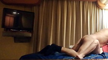 Preview 4 of Fuck Mom Nylon - Pagando la renta al casero con cuerpo,  se pone el condon pero se queda adentro cuando termina (VIDEO COMPLETO EN XVIDEOS.RED)