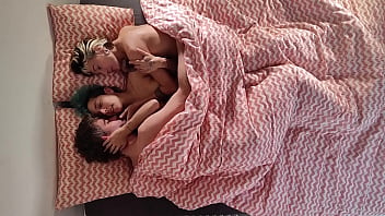 Preview 1 of 5mb Porns Only - Horny in the morning - Threesome with my friends &lt_3