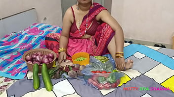 Preview 1 of Smp Pramuka Bugil - XXX देसी भाभी सब्ज़ी बेचते समय ग्राहक से जबरदस्ती चुद्द् गईं