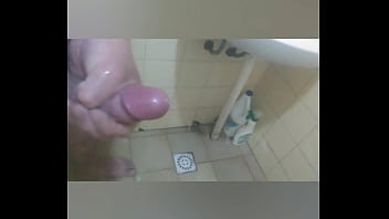Preview 4 of Turkish Cumshot - Le dediqu&eacute_ una pajita a mi ex en la ducha