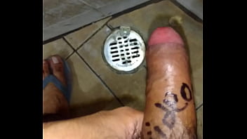 Preview 1 of Bbw Thighjob - Tirando mis miados en mis patas apestosas en el ba&ntilde_o de mis t&iacute_os