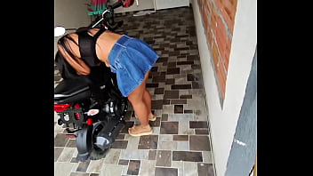 Preview 2 of Passion Comhd - despues de la fiesta chica espera el uber y la convenso de ir a mi casa