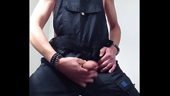 Preview 1 of Dad Gril Hot Vedio - Handyman wanks in flip flops
