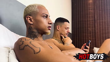 Preview 1 of Delete Dunya Sex Video - Uma tarde de jogos e sexo com os amigos