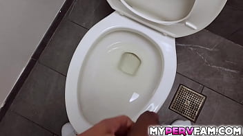 Preview 2 of Le Tiran La Leche En El Culo - My stepsister Gaby Ortega twerked her ass on me as she rode it in reverse cowgirl