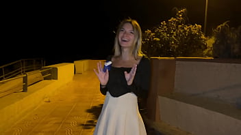 Preview 1 of Cumshotmature Com - passeggio lungo mare  e uno sconosciuto si accorge che non ho le mutande,  video outdoor