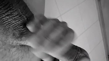 Preview 3 of Slepeping Mom - Chileno pajeandose en el ba&ntilde_o pene chico
