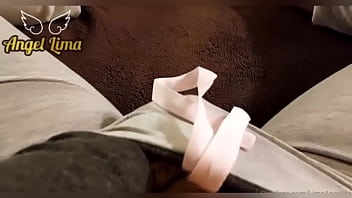 Preview 3 of Anal Alexis Fuk - Angel Lima fazendo squirt por cima da cal&ccedil_a enquanto assiste TV