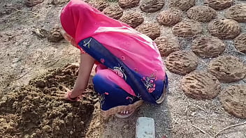 Preview 1 of Porn Jb Video - गांव वाली भाभी गांव किनारे गोवर थोपने गई चूत मरवाने लगी