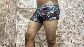 Preview 1 of Full Sexxx Vidio On - Foque de pau duro tirando a cueca