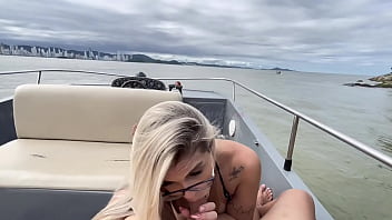 Preview 2 of Emo Nipples - Loira rabuda mamou e sentou gostoso na piroca em alto mar e levou gozada na xoxota. **Completo no Sheer e no Red**