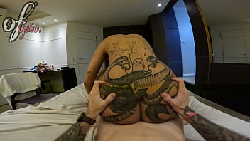 Preview 3 of Indonesia Ibuk Vs Anak - A gostosa provoca,  mostra todos seus piercings,  chupa e baba no pau inteiro antes de sentar e cavalgar - @BiaMorenaMG