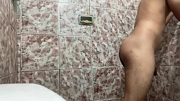 Preview 3 of Surprised By How Much Cum - Ducha gelada com minha rola dura no final
