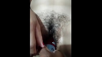 Preview 4 of Xxxvvideio - Enfiando um frasco de lubrificante na buceta
