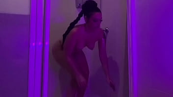 Preview 3 of Witni White - Tiene sexo telefonico y le da tanto calor que termina en la ducha