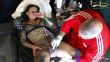 Preview 1 of Hard Anal French - Deutsches Teen Snowwhite l&auml_sst sich die Fotze t&auml_towieren und lutsch noch Schwanz dabei