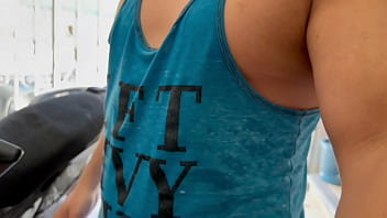 Preview 4 of Sex Amatir Indonesia Swinger - Me dejan cuidando la tienda pero cuando sal&iacute_ de ba&ntilde_arme estaban cogiendo mis amigos y me un&iacute_