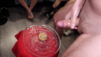 Preview 4 of Comercial Brandy - SUPER CUM-COOKIE OOKIE... EL JUEGO DE LA GALLETA!!!