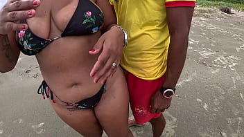 Preview 4 of Tube Oiled Fuck - Nicoly safada seduz bombeiro na praia e senta na rola dele no meio do mato