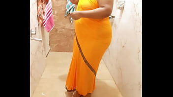 Preview 1 of Video Meme - Indian maid bathing in saree