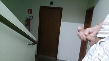 Preview 2 of Jmynhxnot - Bati uma punheta deliciosa na escada do pr&eacute_dio