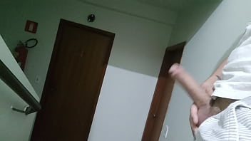 Preview 3 of Jmynhxnot - Bati uma punheta deliciosa na escada do pr&eacute_dio