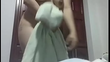 Preview 3 of Lonf Slut - Se filtra nuevo v&iacute_deo casero de la pastora de la iglesia en toalla. grandes tetas naturales.