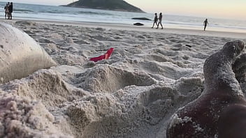 Preview 1 of Jasmine Webcam - Casal brinca de se exibir em praia &eacute_ brincadeira acaba mal