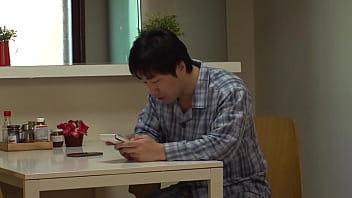 Preview 1 of Bkep Jepang - 突然離婚を言い渡されシングルファザーになった僕を不憫に思ったご近所の巨乳奥様たちが家事の手伝いをしてくれる事に！奥様の不意な胸チラとパンチラについ勃起してしまったのがバレて「奥さんと別れてからシてないんですよね&hellip_？」と誘惑され慰めの生ハメ性交！ 誘われるがままエロ乳を揉んで人妻マ●コに生挿入！！【パート1】https://bit.ly/3pPgspC
