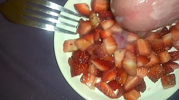 Preview 3 of Rare Video White - Fresas con mecos
