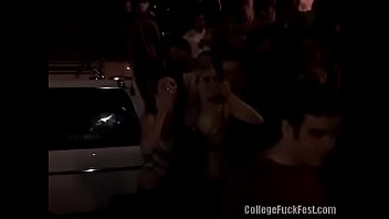 Preview 3 of Urvashi Rautela Sexy Bra - fiesta universitaria chica b.
