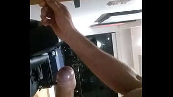 Preview 3 of Indiyan Sexxxi Video - Mgrand&atilde_o punhetando no corredor do hotel 7
