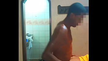 Preview 2 of Voda Chuche - Esse &eacute_ o J&uacute_nior,   meu primo 24 anos.  Aos 18 aprendeu a meter num cu,  ensinei.  Passou aproximadamente  um ano me arrombando de todas as maneiras poss&iacute_veis.  Hoje casadinho com mulher,  vez ou outra volta para comer o meu cuzinho!