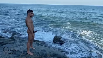 Preview 1 of Mia Kolipa Pussy Sucking - Sexo quente de ver&atilde_o em uma praia paradis&iacute_aca com Rico Marlon e o an&ocirc_nimo dotado.