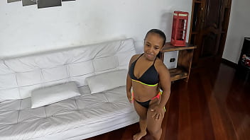 Preview 1 of Russian Big Tight - Sentando o ferro no c&uacute_ da An&atilde_zinha do Mau