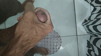 Preview 2 of Austin Gray - Gozando bem gostoso no banho