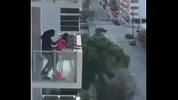 Preview 1 of While Ironing - Casal Transando na varanda