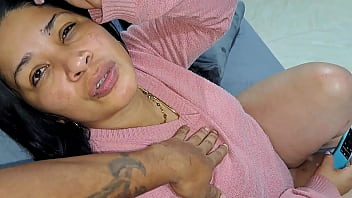 Preview 1 of Teen Fuck In Taxi - Interrumpo a mi madrastra mientras ve la tele para que me haga una rica mamada