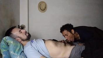 Preview 2 of Cfnm Spy Parody - Chupando verga en la cama