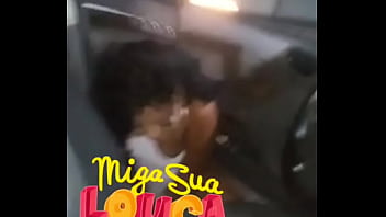Preview 3 of Real Porn Black People - Novinha Mijando na Rua
